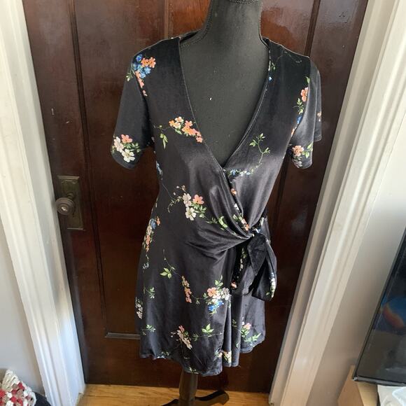 Urban Outfitters Women's Black Floral Wrap Midi Dress - Size S - Picture 9 of 9